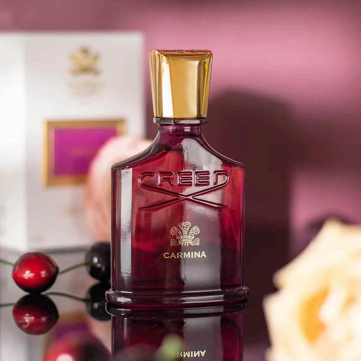 Le parfum fort pour femmes Carmina est un parfum floral et fruité boisé, sucré et de haute qualité. La bouteille en améthyste a un corps rétro et exquis, idéale pour les personnes qui aiment les parfums de niche