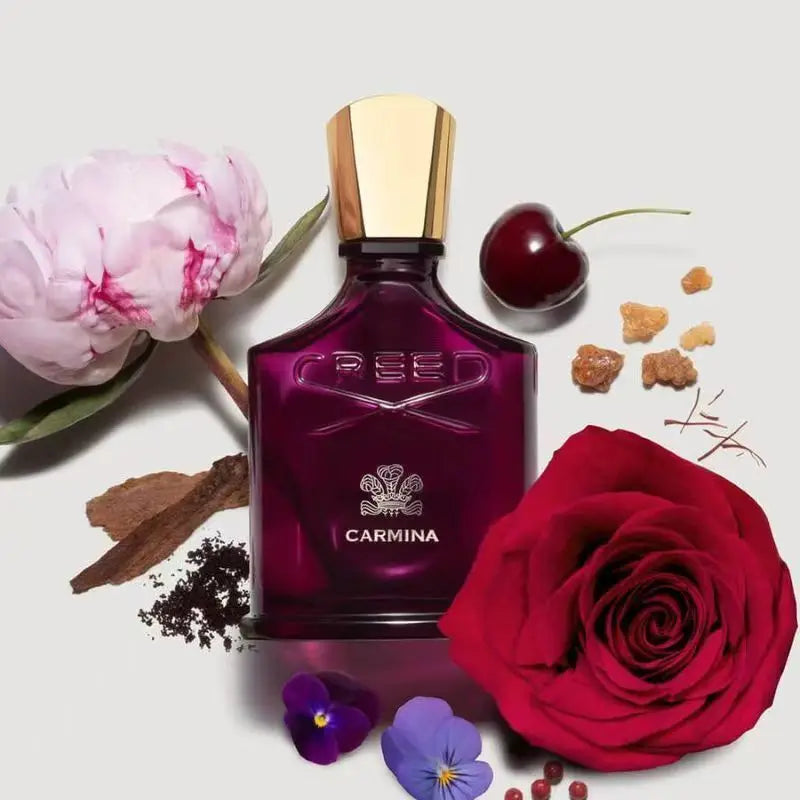 Le parfum fort pour femmes Carmina est un parfum floral et fruité boisé, sucré et de haute qualité. La bouteille en améthyste a un corps rétro et exquis, idéale pour les personnes qui aiment les parfums de niche