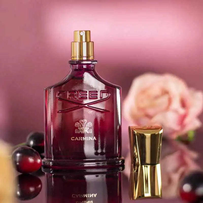 Le parfum fort pour femmes Carmina est un parfum floral et fruité boisé, sucré et de haute qualité. La bouteille en améthyste a un corps rétro et exquis, idéale pour les personnes qui aiment les parfums de niche